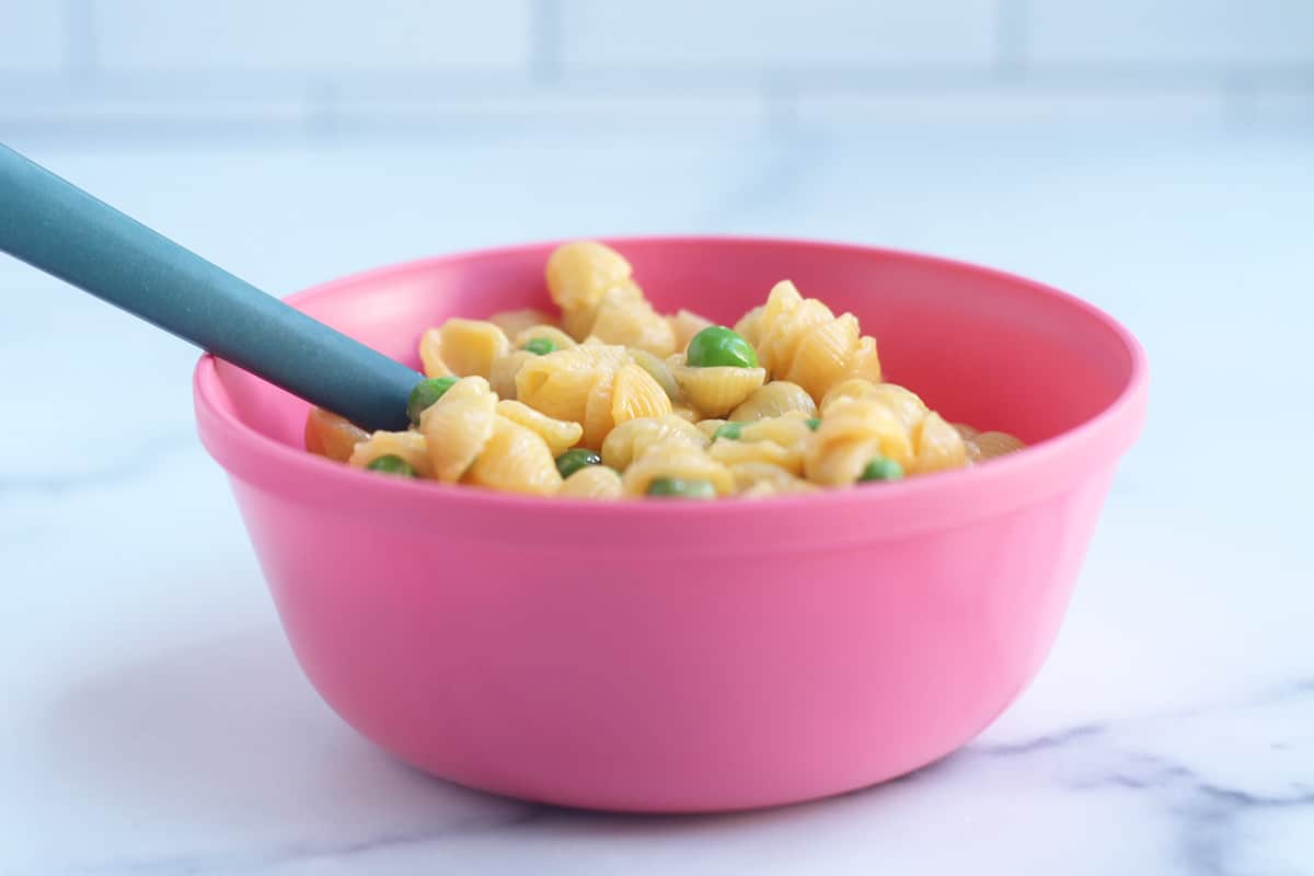 mac-and-cheese-with-peas-in-pink-bowl