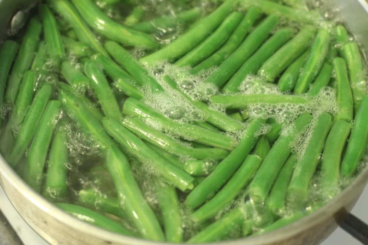 Green beans in pot of water for boiled green beans. 