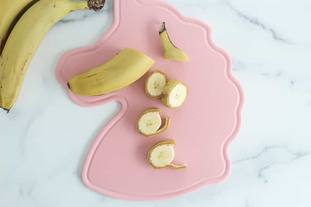 bananas-sliced-with-peel-on-for-toddlers