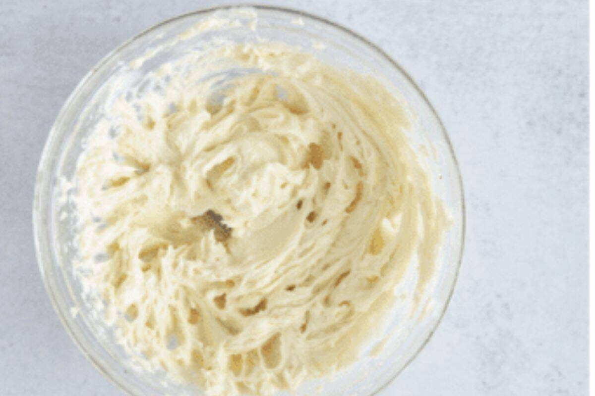 Cream cheese frosting in glass bowl.