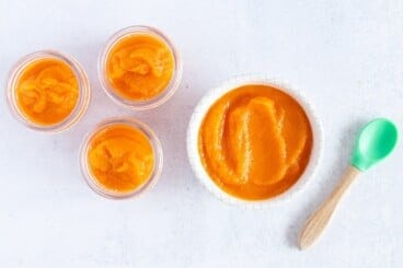 carrot-babt-food-in-containers-with-spoon