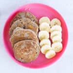 vegan-banana-pancakes-on-pink-plate