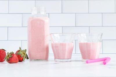 strawberry-smoothie-in-jar-and-cups