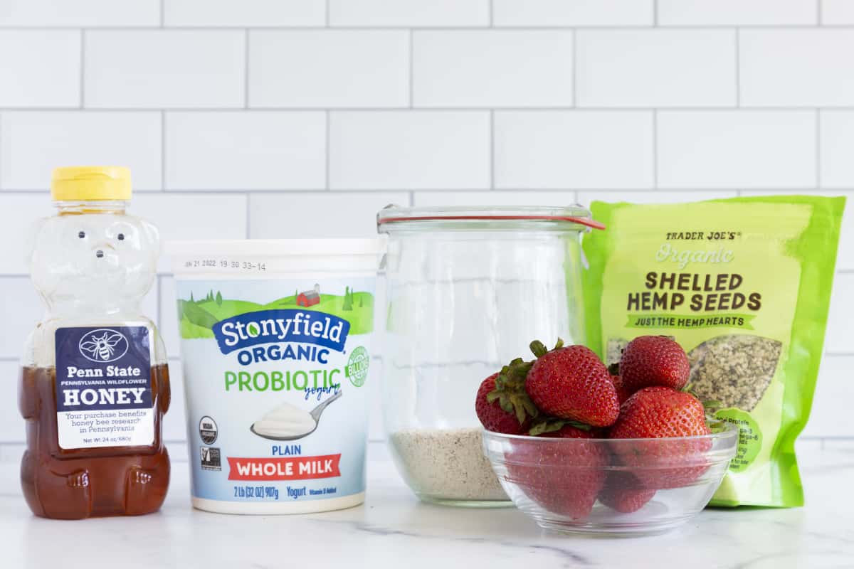 ingredients in strawberry overnight oats.