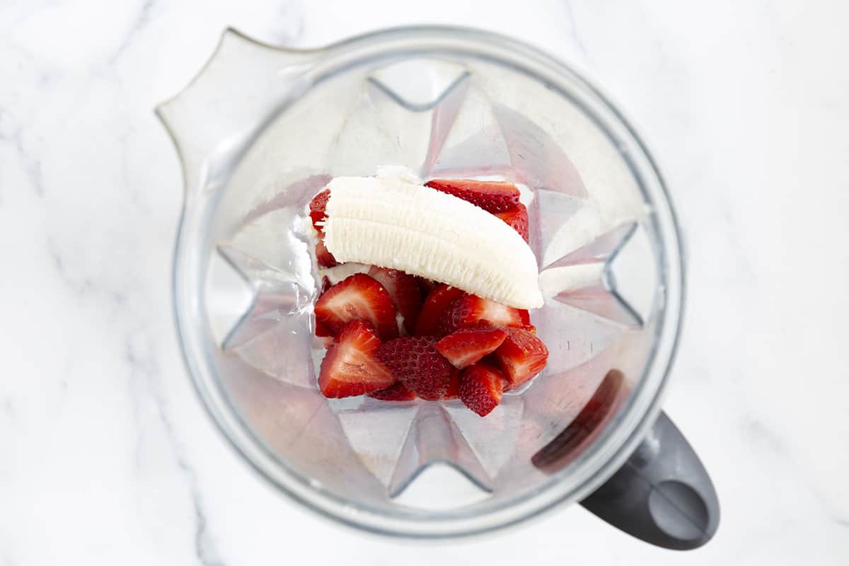blender with strawberries and banana for yogurt drink recipe