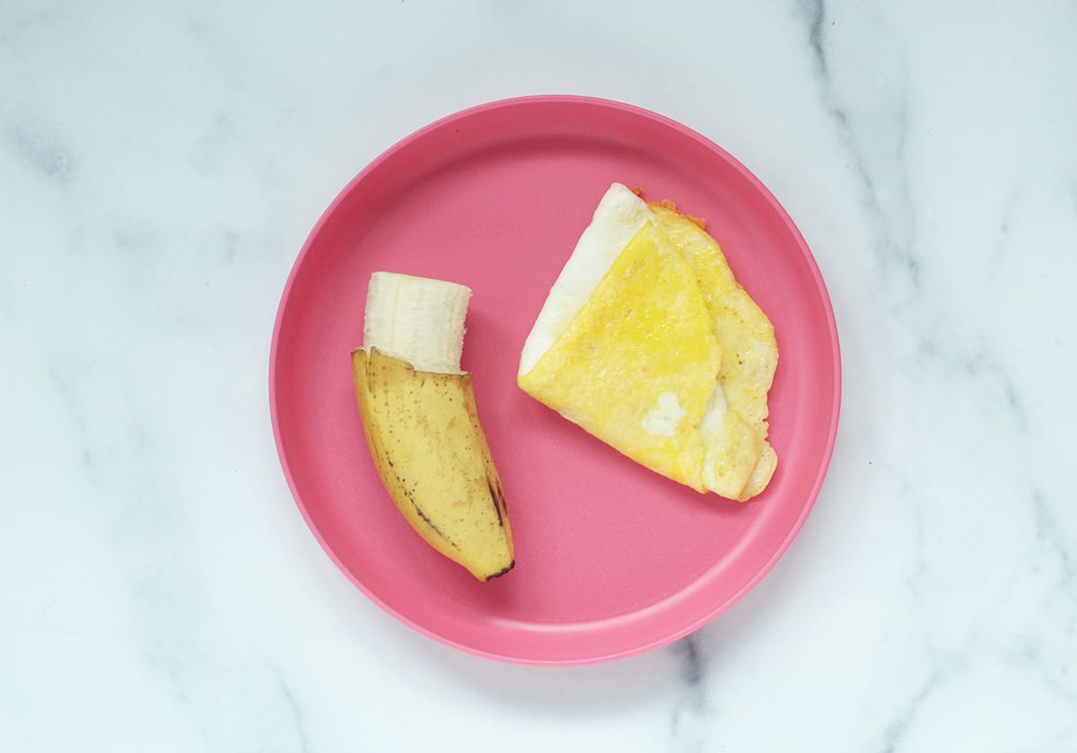 baby-led-weaning-banana-and-omelete-on-pink-plate