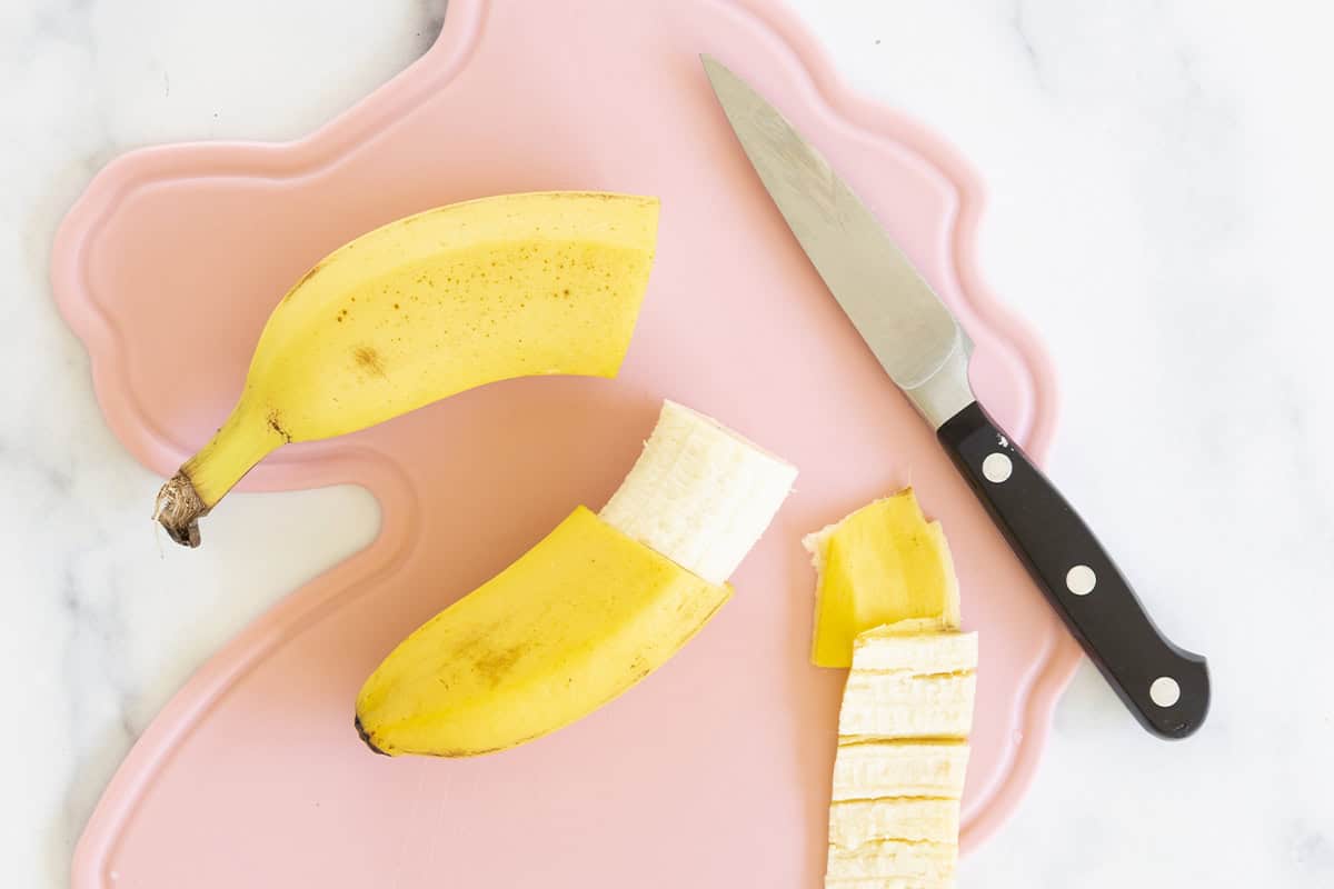 Cutting banana for blw.