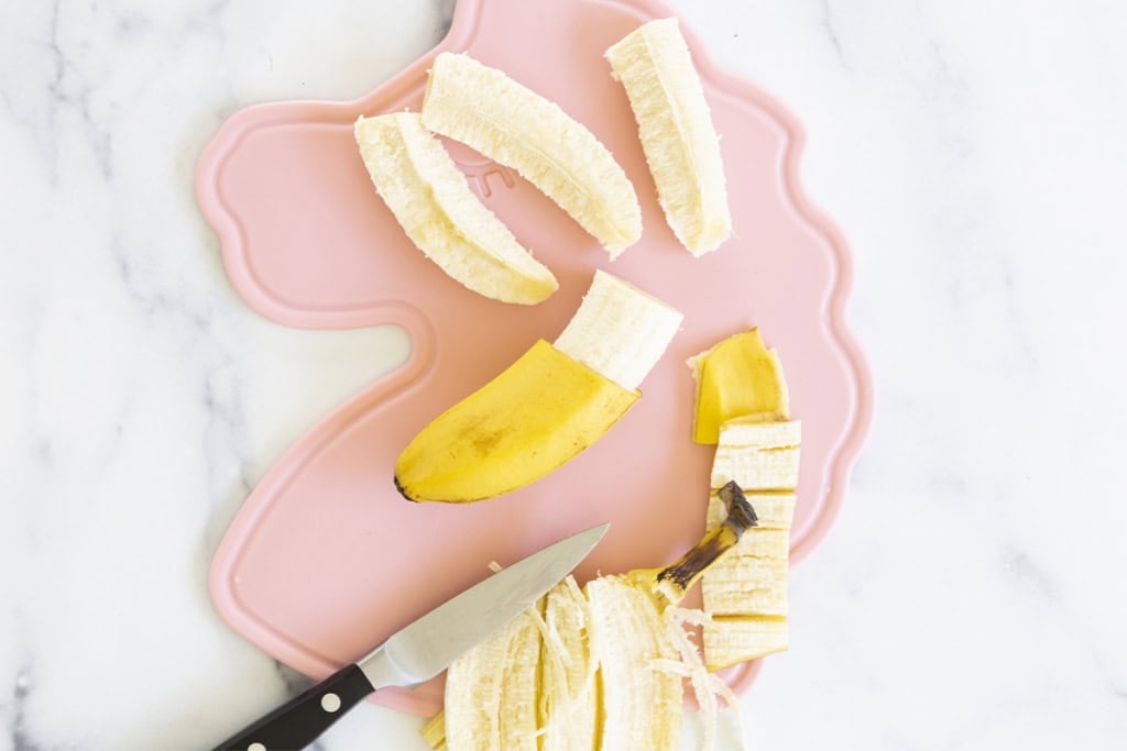 Cutting a banana for blw.
