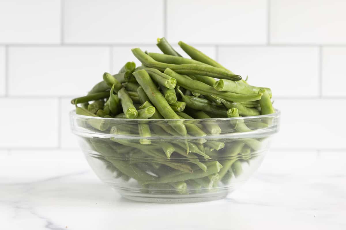 green beans in glass bowl.