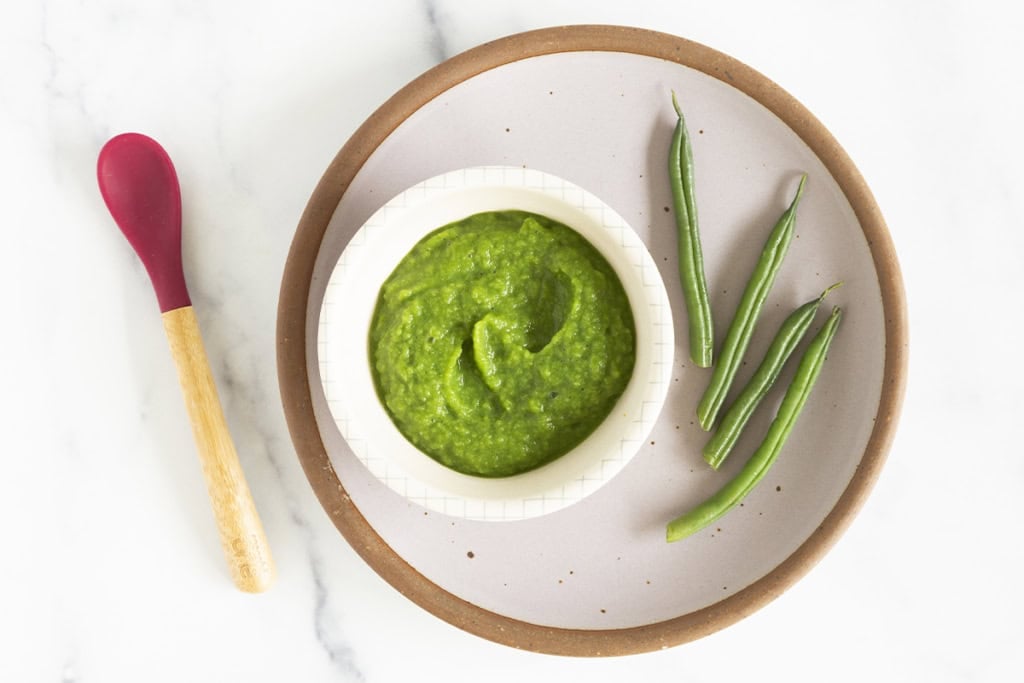 Cooked green beans and green bean puree on plate.