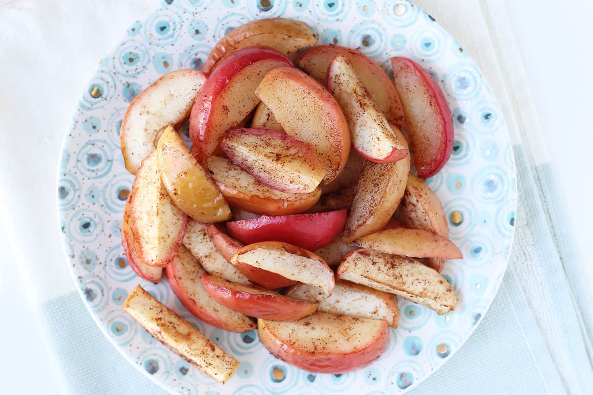 sliced baked apples on polka dot plate.