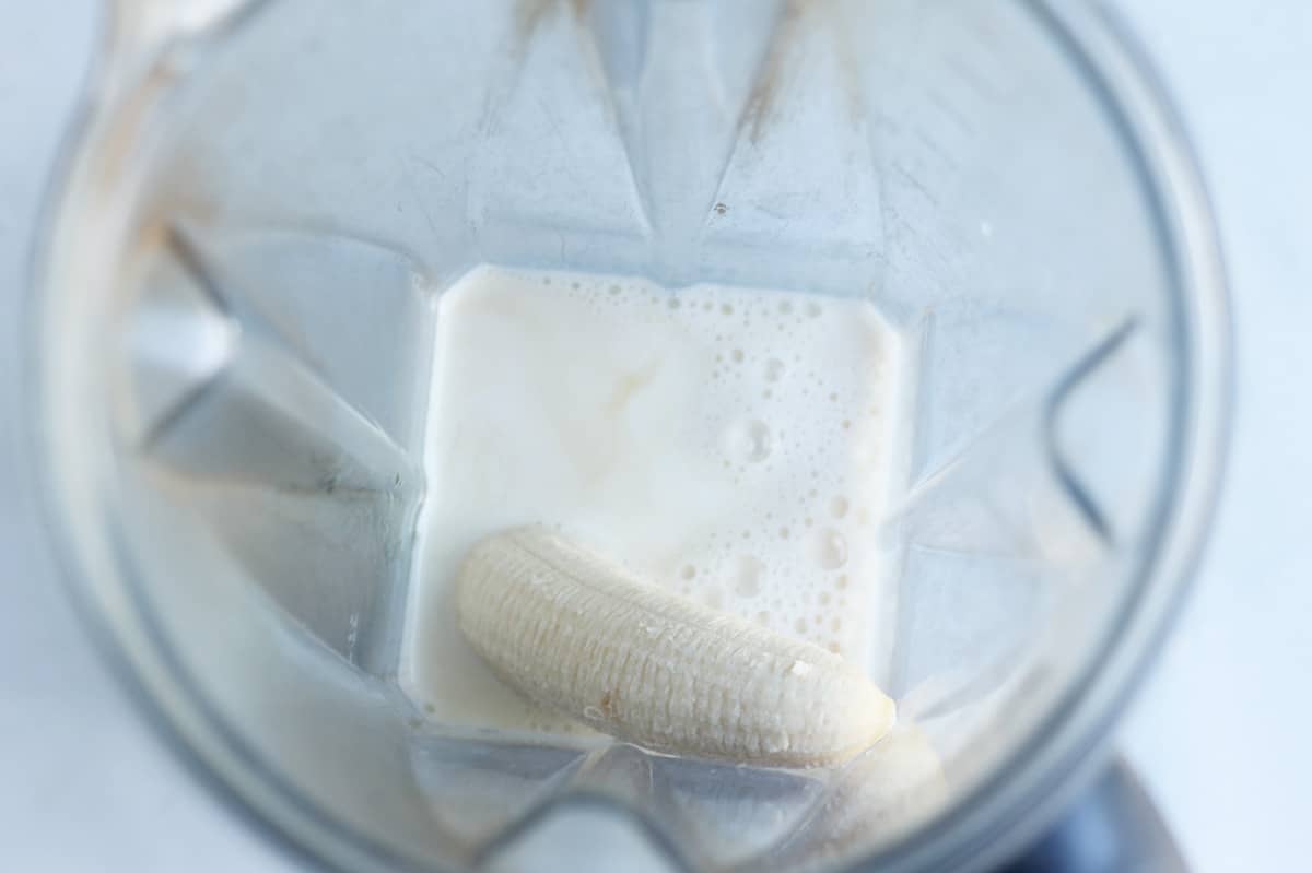 banana milk ingredients in blender.