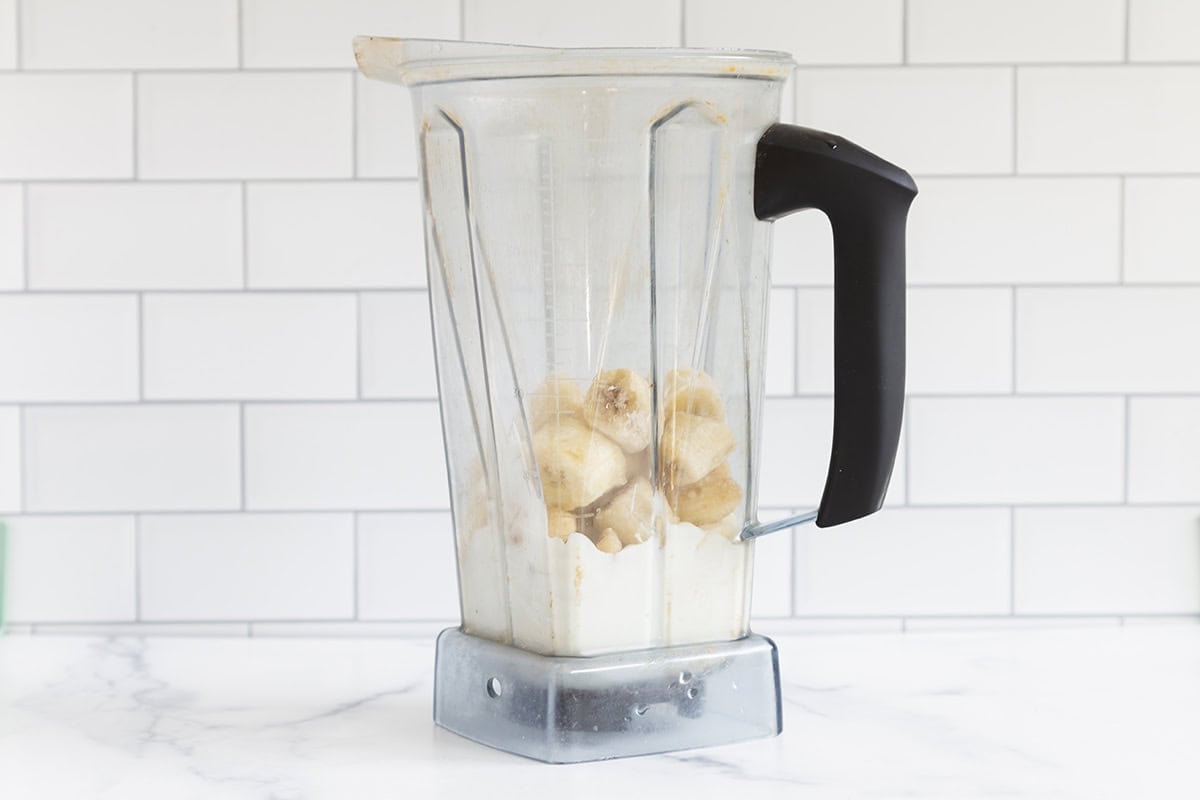 ingredients for banana popsicles in blender.