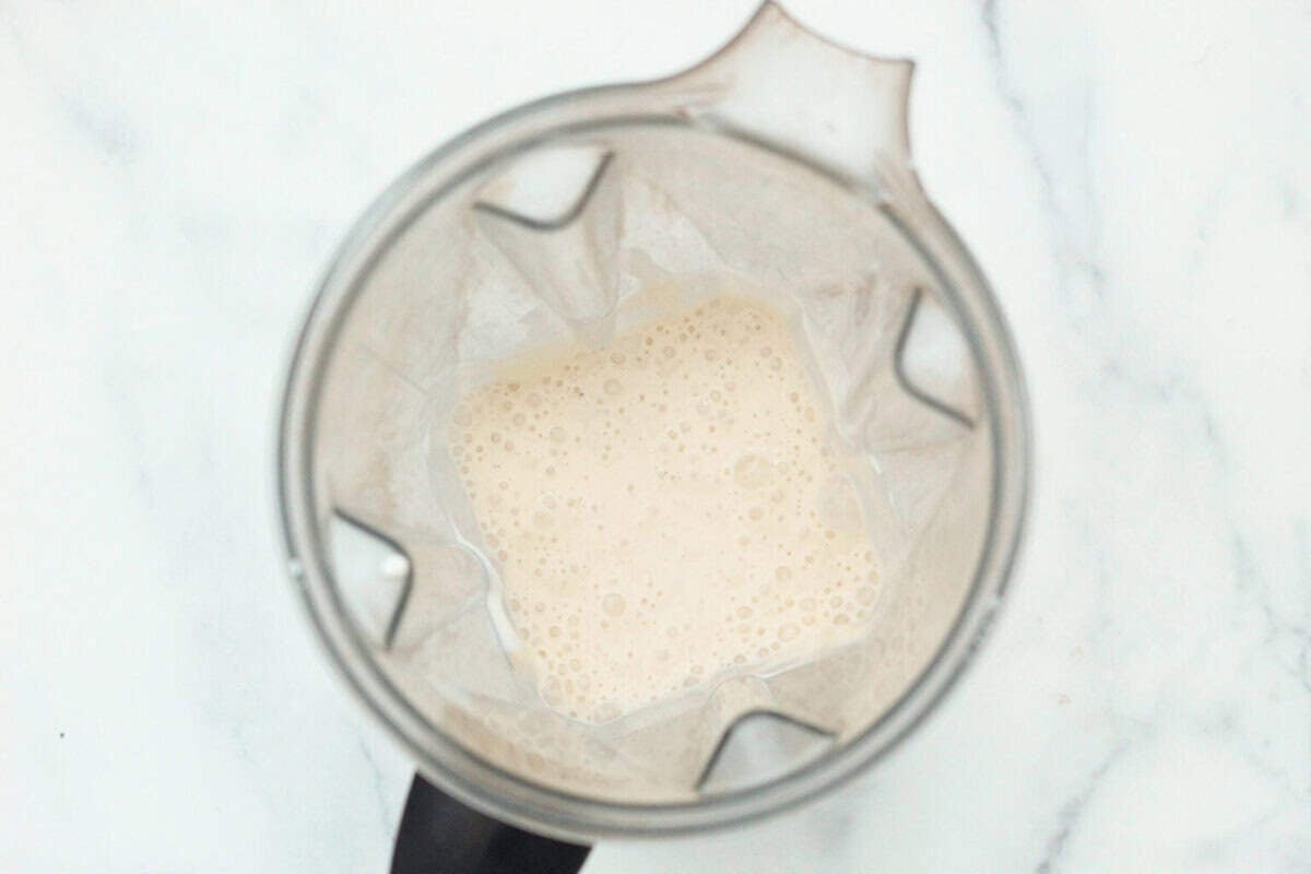 blended mixture for banana popsicles in blender.