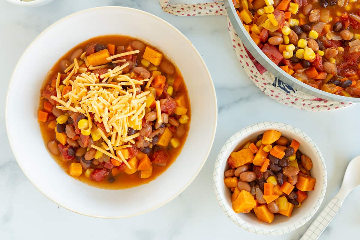 vegetarian bean chili in two bowls on table.