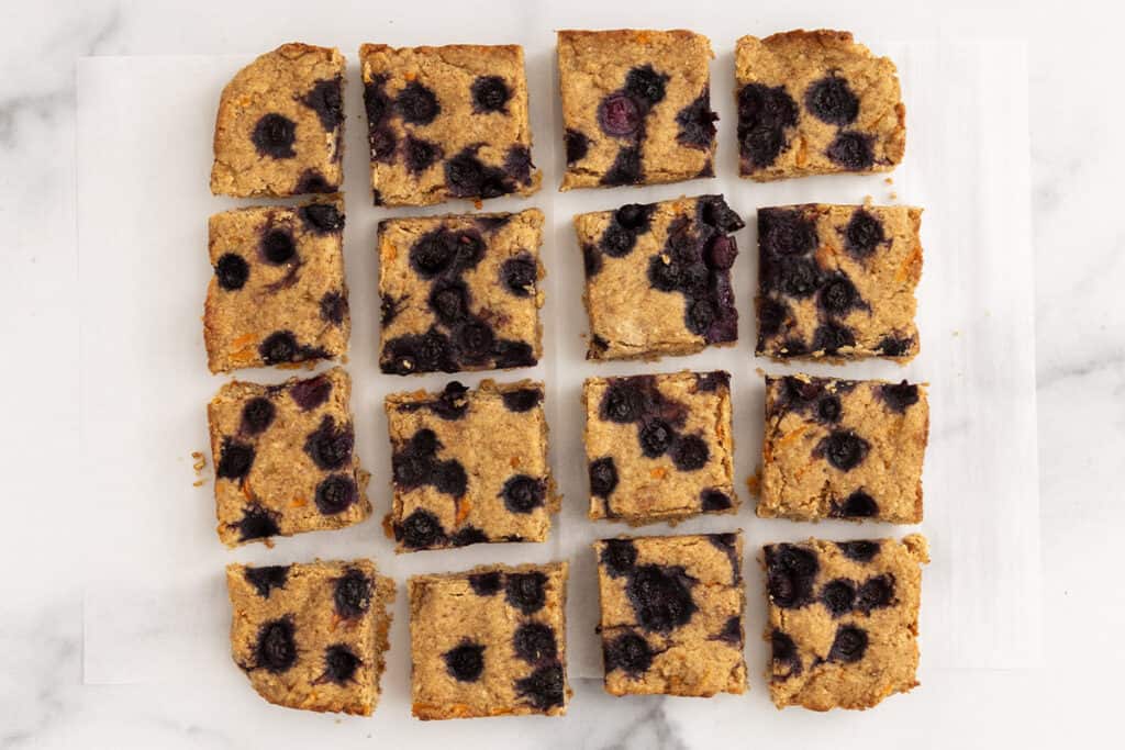 Easy Oatmeal Bars (with Blueberry and Carrot) (to Share with the Kids)