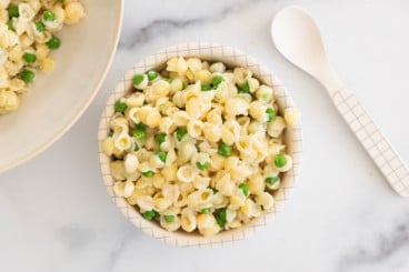 pasta with peas in bowl.