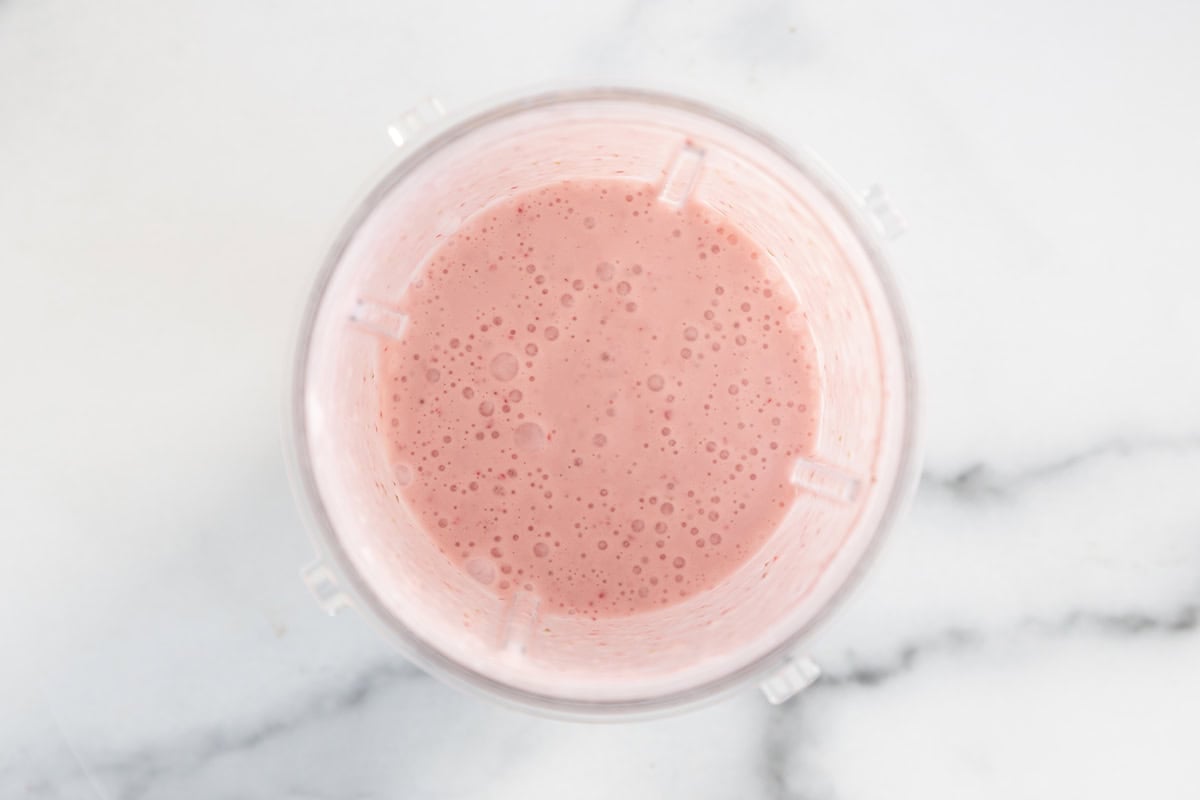 Blended ingredients in blender for baby popsicles.