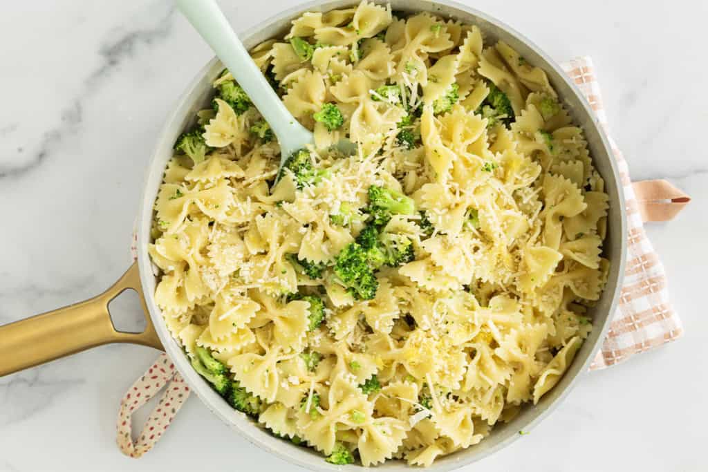 Lemon broccoli pasta in pot with spoon.