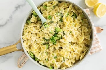 Lemon broccoli pasta in pot with spoon.
