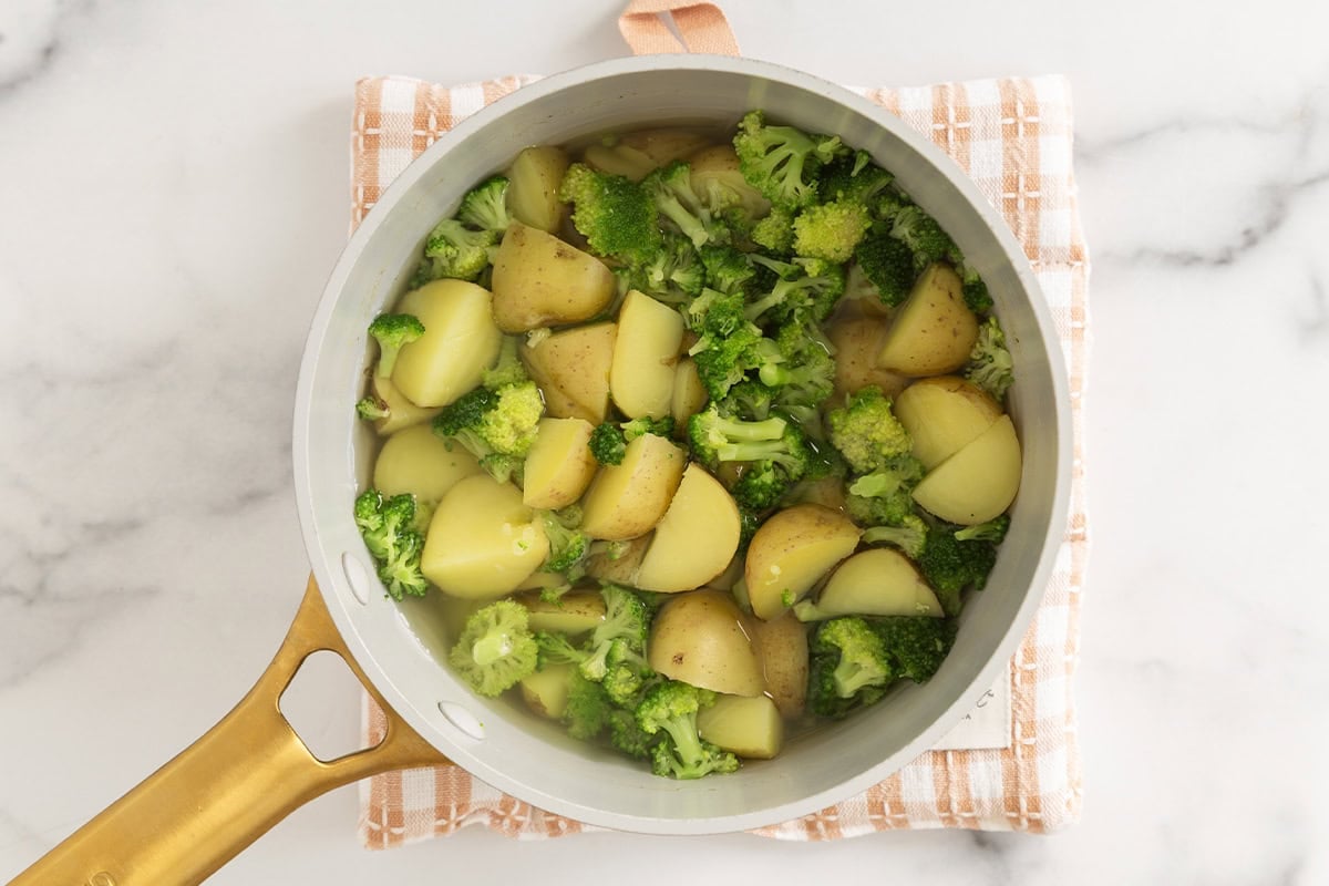 Potatoes and broccoli in boiling water.