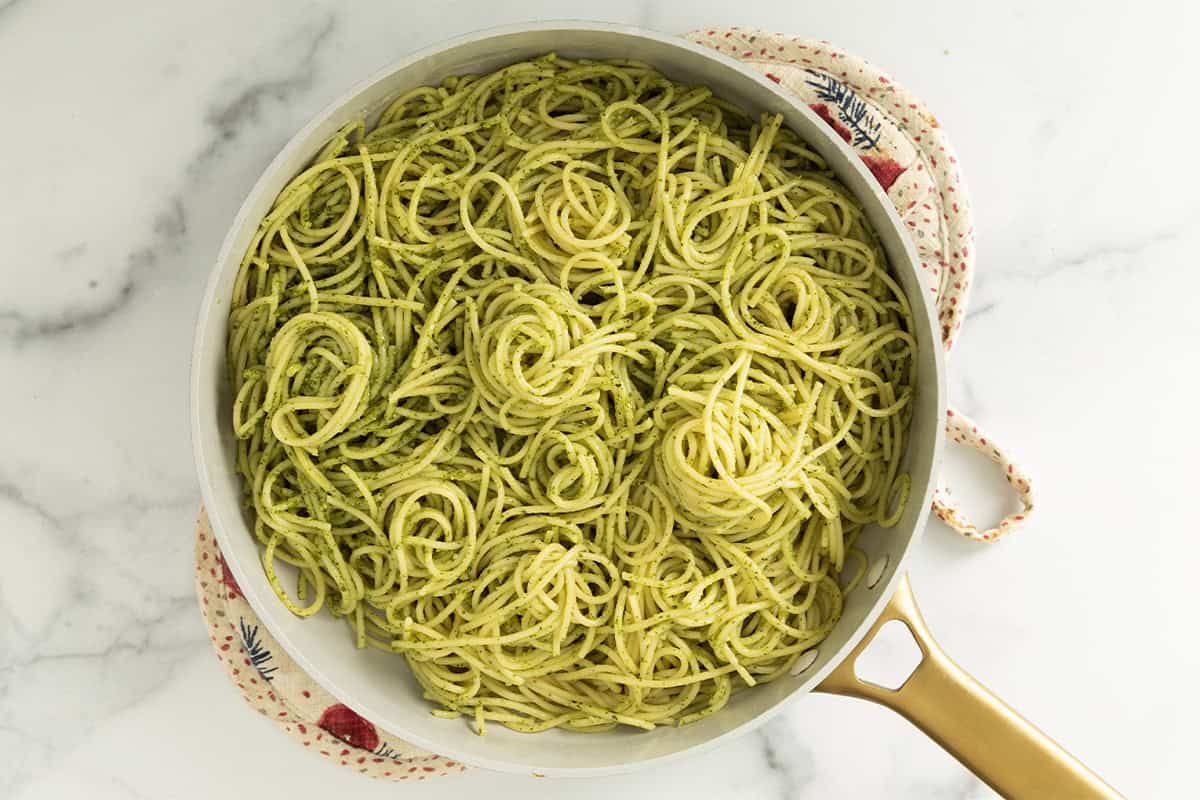 Pesto Spaghetti in pan.