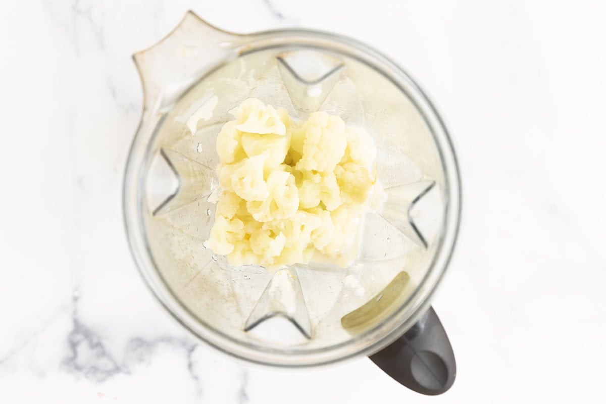 Cooked cauliflower in a blender.