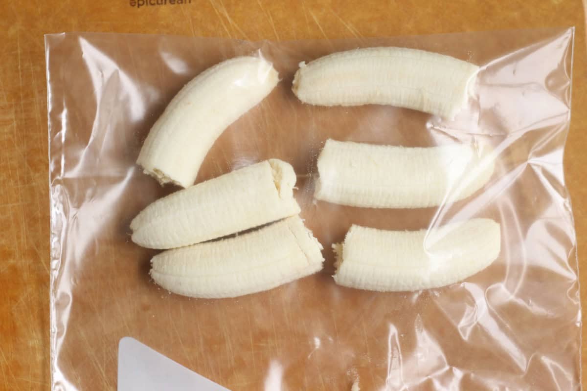 Halved bananas in a freezer bag.